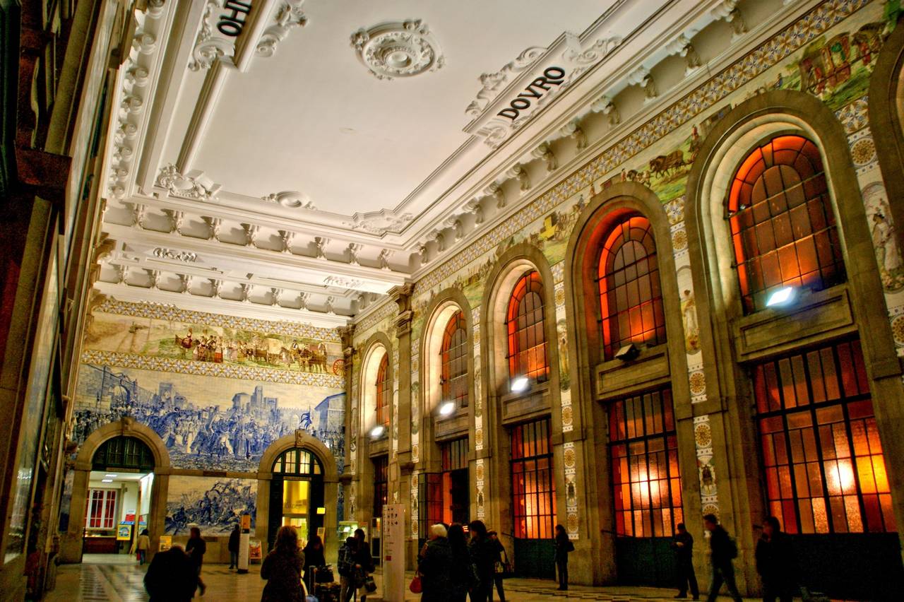 Historischer Bahnhof mit berühmten blau-weißen Azulejo-Kacheln